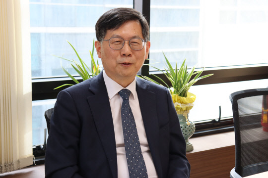 백원필 한국원자력학회장은 &quot;일본의 원전 오염수 배출이 우리 해역과 수산물에 미치는 영향에 대해 과도하게 걱정할 필요는 없다&quot;고 말했다.